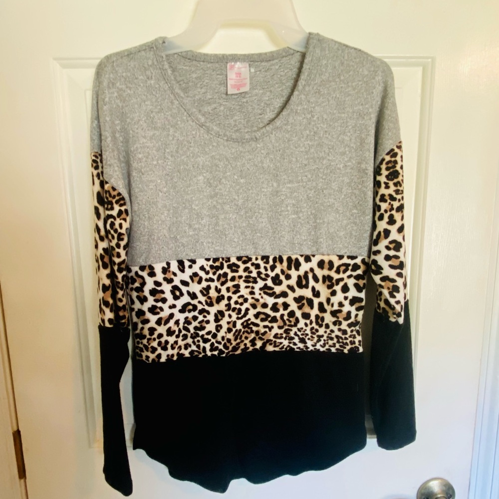 Women’s Tricolor Long Sleeve. Silver, Leopard, Black. Ultra soft Material.